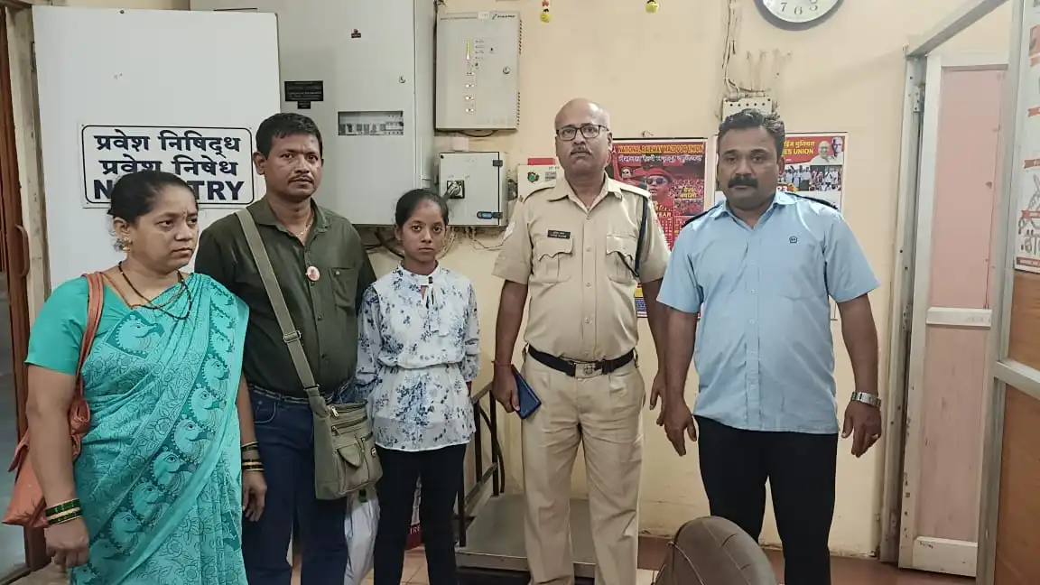 हरवलेल्या स्वानंदिची रेल्वे कर्मचाऱ्याने घडवून दिली आई-वडिलांजवळ भेट