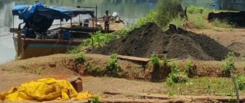 खाड्डी पट्यात वाळू सम्राटाचि मुजोर गिरी ! चक्क प्रामाणिक अधिक्यालाच दमदाटी !