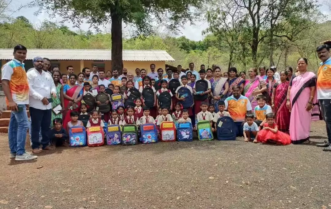 आपली रत्नागिरी फेसबुक ग्रुप तर्फे आंबये पाटीलवाडी शाळेत शैक्षणिक साहित्य वाटप