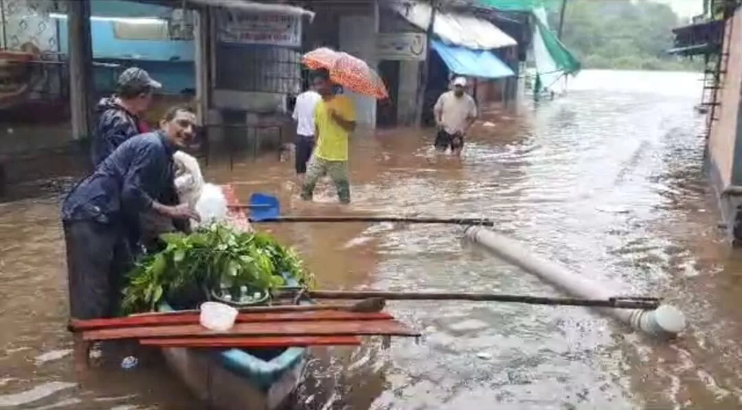 खेड मध्ये जगबुडी चे पाणी बाजारपेठेत घुसले